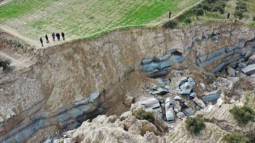 Deprem bölgesinde meydana gelen yeryüzü olayları incelendi