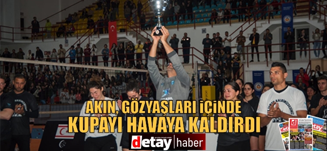 Akın, Gözyaşları İçerisinde Kupayı Havaya Kaldırdı