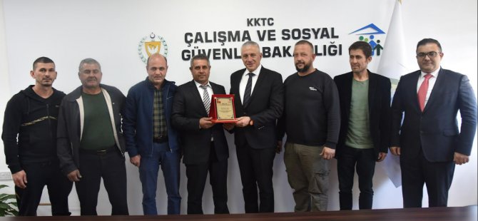 Taçoy, Kıbrıs Türk Oto Elektrikçiler Birliği Başkanı Abdo Okur ve yönetim kurulu üyelerini kabul etti.