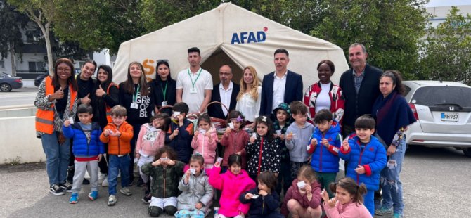 Çocuklar, Gönyeli Alayköy Belediyesi park yerindeki ZAYDER Çadırına kitap bağışladı, tohum aldı