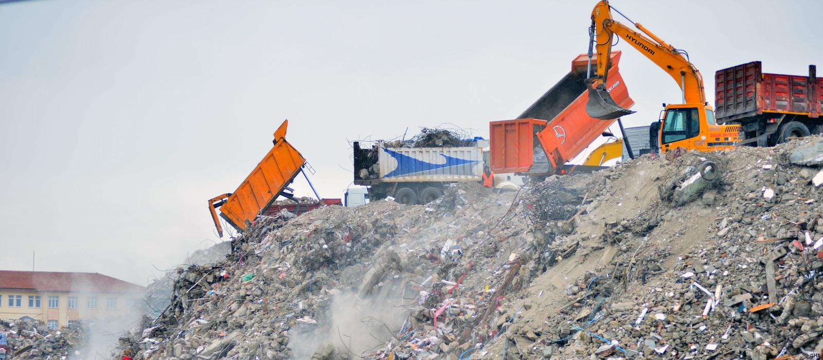 Enkaz dökümüne dava: Afet atığı üzerinde çocuklar oynuyor