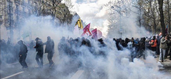 Fransa'da milyonları sokağa döken reformun eylülde yürürlüğe gireceği kesinleşti