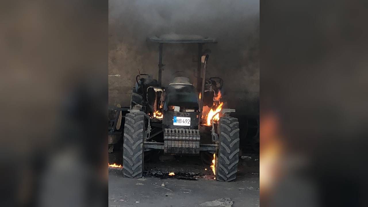 Park halinde bulunan traktörde yangın çıktı