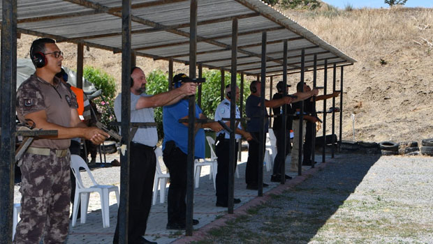 Polis örgütünün kuruluş yıldönümü nedeniyle tabanca atış yarışması düzenlendi