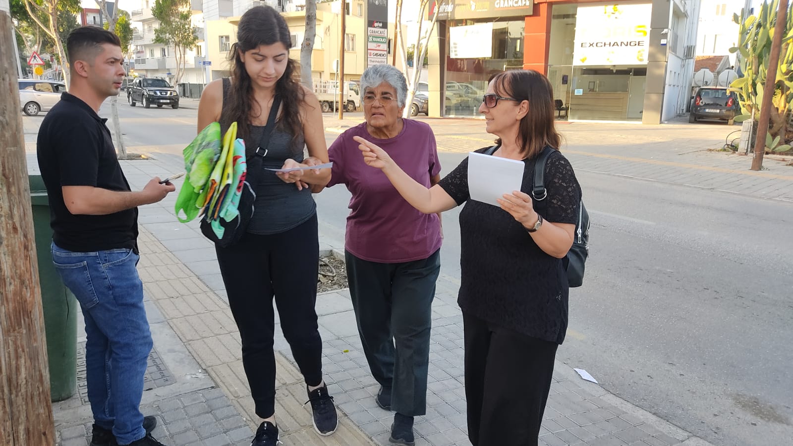 Bağımsızlık Yolu’ndan Market Çalışanlarına Destek Eylemi: Bu Markette Kasiyerlerin Oturması Yasak!