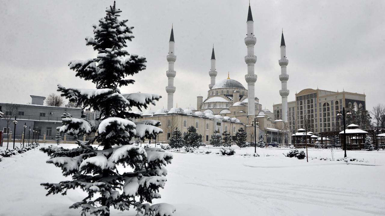 Kırgızistan'da dondurucu soğuklar nedeniyle yüz yüze eğitime ara verildi