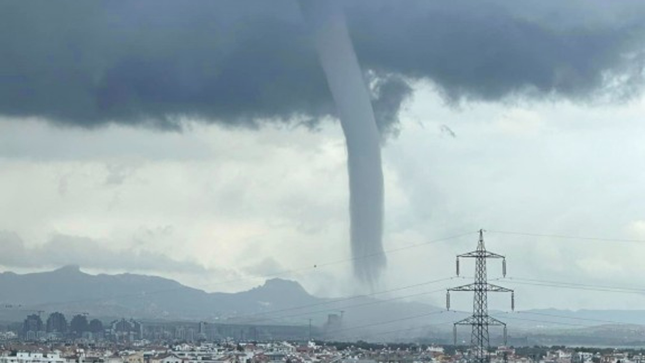 İskele'de fırtına konteynerleri savurdu: 4 kişi yaralı