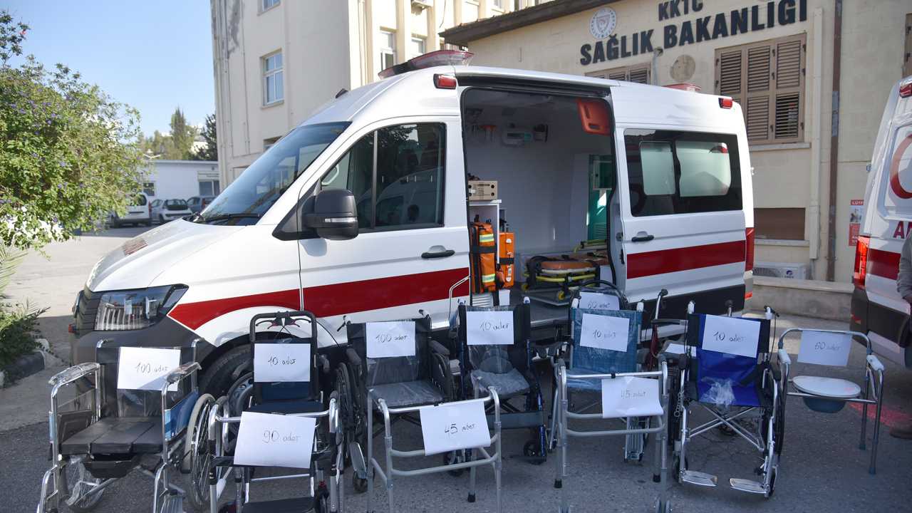 Sağlık Bakanlığına 2 ambulans ve tekerlekli sandalye bağışı