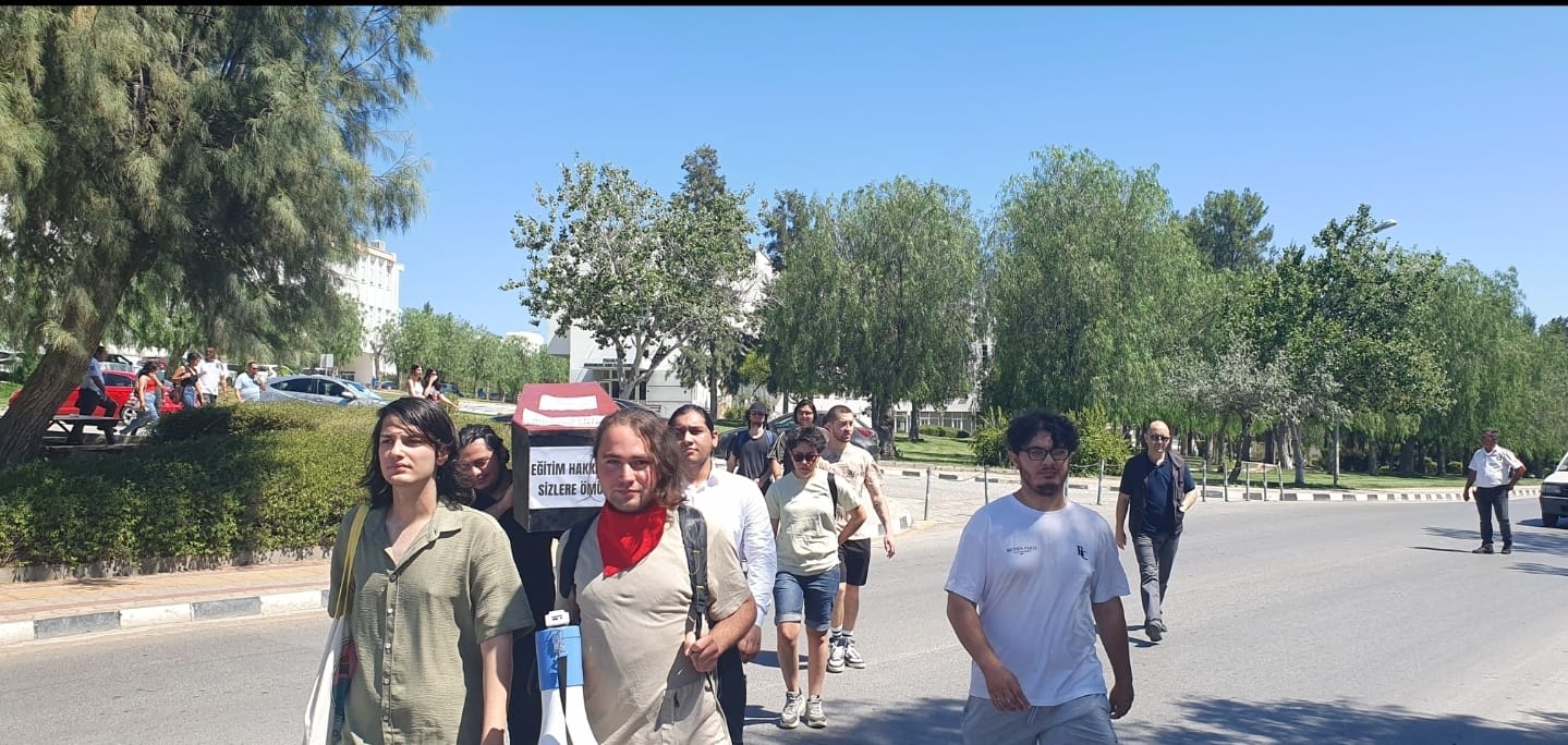 DAÜ'de huzur yok! Bu kez tabutlu eylem! Öğrenciler yapılan fahiş zamlara isyan etti!