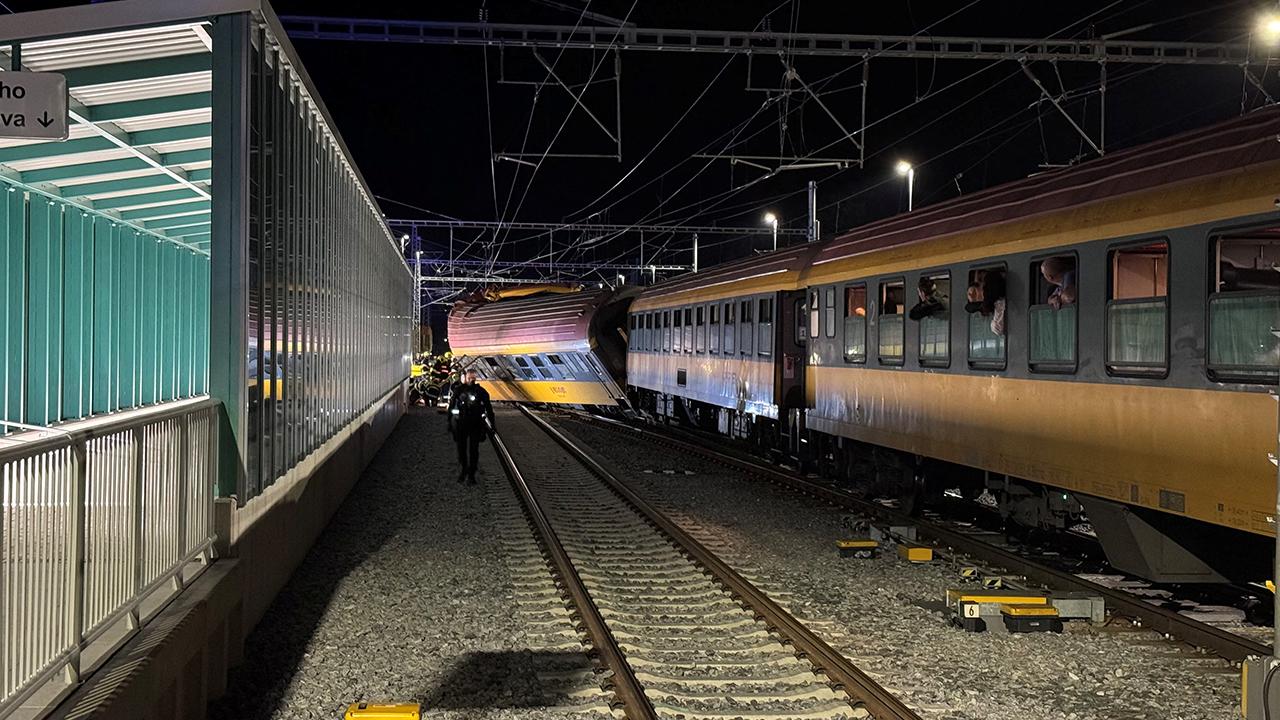Çekya'da iki tren kafa kafaya çarpıştı: 4 ölü, onlarca yaralı var