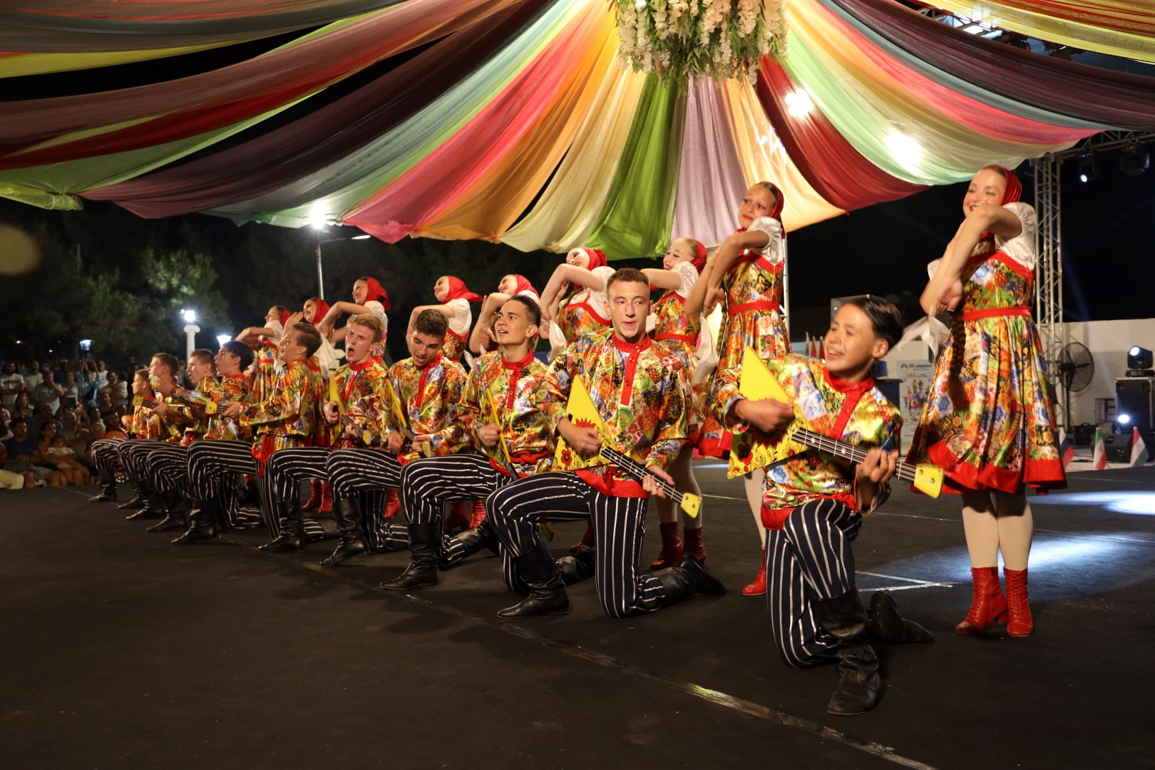İskele Festivali, uluslararası halk dansları ile devam ediyor