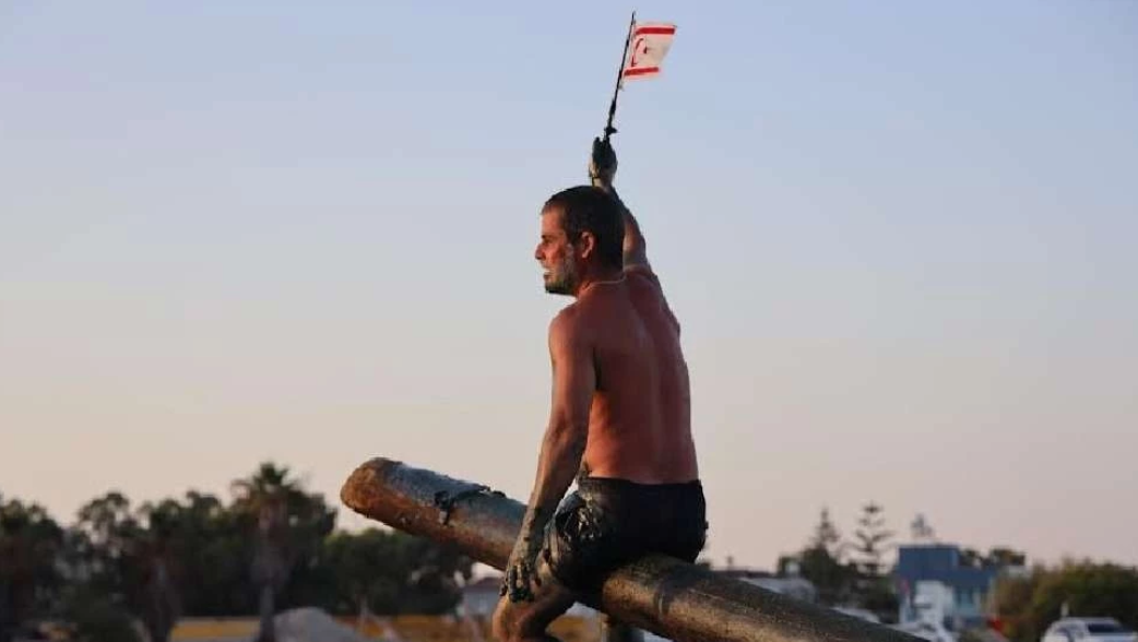 Yağlı direkten bayrak kapma yarışmasının şampiyonu Tahir Savoğlu