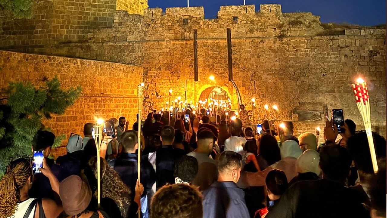 DAÜ mezunları Geleneksel Mezuniyet Yürüyüşü ile kente veda etti!