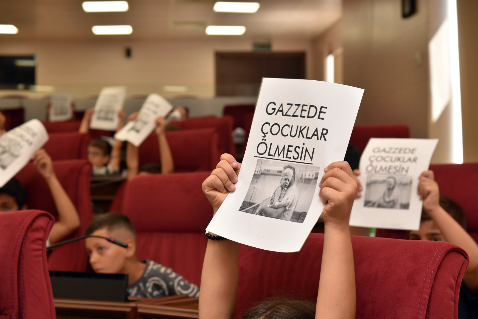 Çocuklardan Meclis kürsüsünden “Gazze’de çocuklar ölmesin” çağrısı