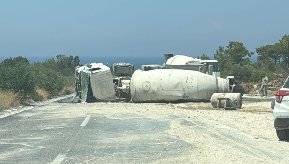 Beton mikseri devrildi, sürücüsü yaralandı