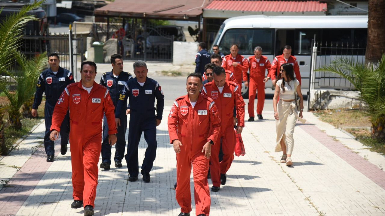 Dışişleri Bakanı Ertuğruloğlu, Türk Yıldızları’nı ağırladı