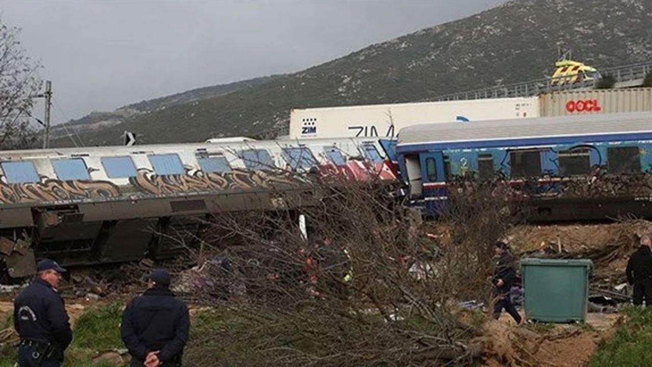 Rusya'da yolcu treni devrildi: En az 100 yaralı