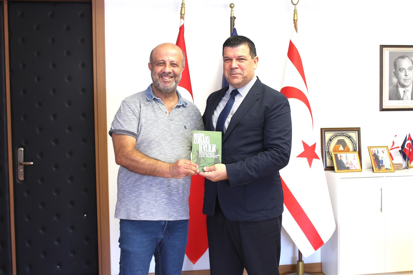 Ahmet Özyaşar’dan DAÜ Rektörü Prof. Dr. Hasan Kılıç’a Kitap Takdimi