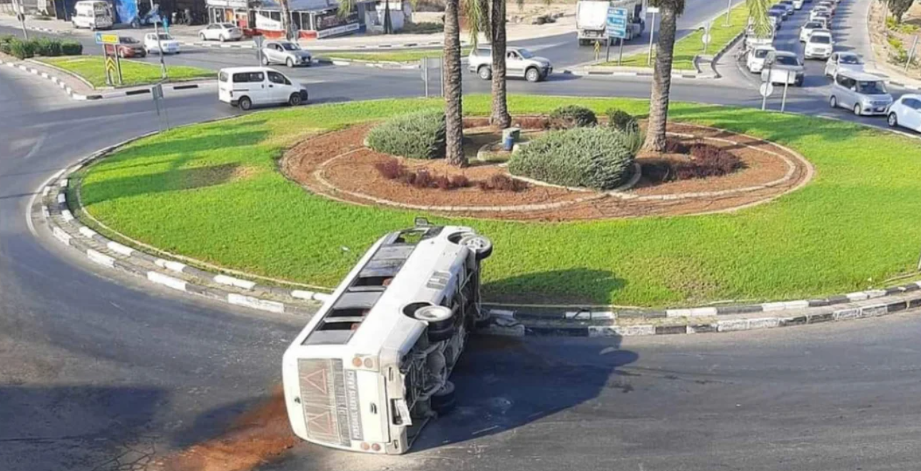 Gazimağusa'da otobüs yan yattı