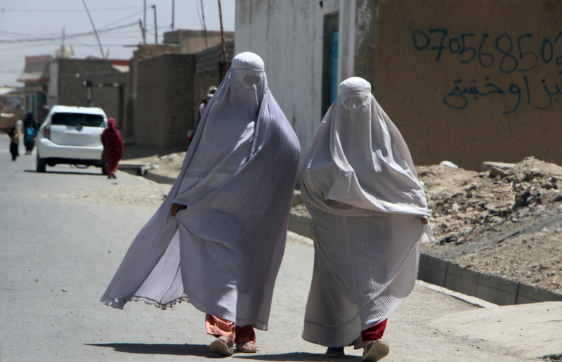 Taliban'dan yeni yasaklar: Kadınların sesi sokakta duyulamayacak