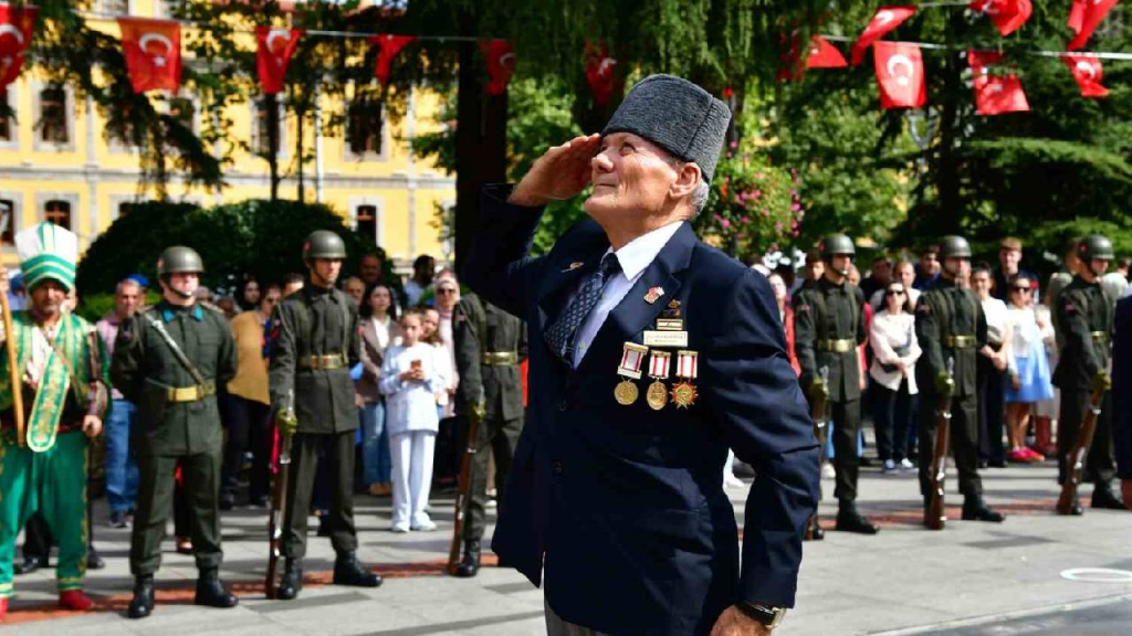 Kıbrıs gazisi 50 yıl sonra göğsünde mermi olduğunu öğrendi