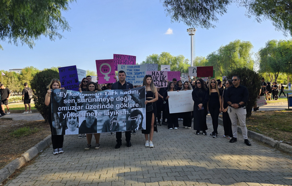 DAÜ’lü öğrencilerden kadına yönelik şiddete karşı farkındalık yürüyüşü