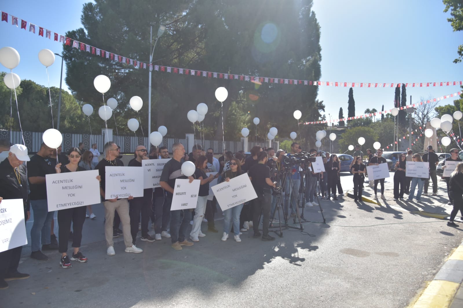 Kıbrıs Türk Sigorta Acenteleri Birliği Derneği, Cumhuriyet Meclis’i ve Maliye Bakanlığı önünde eylem yaptı