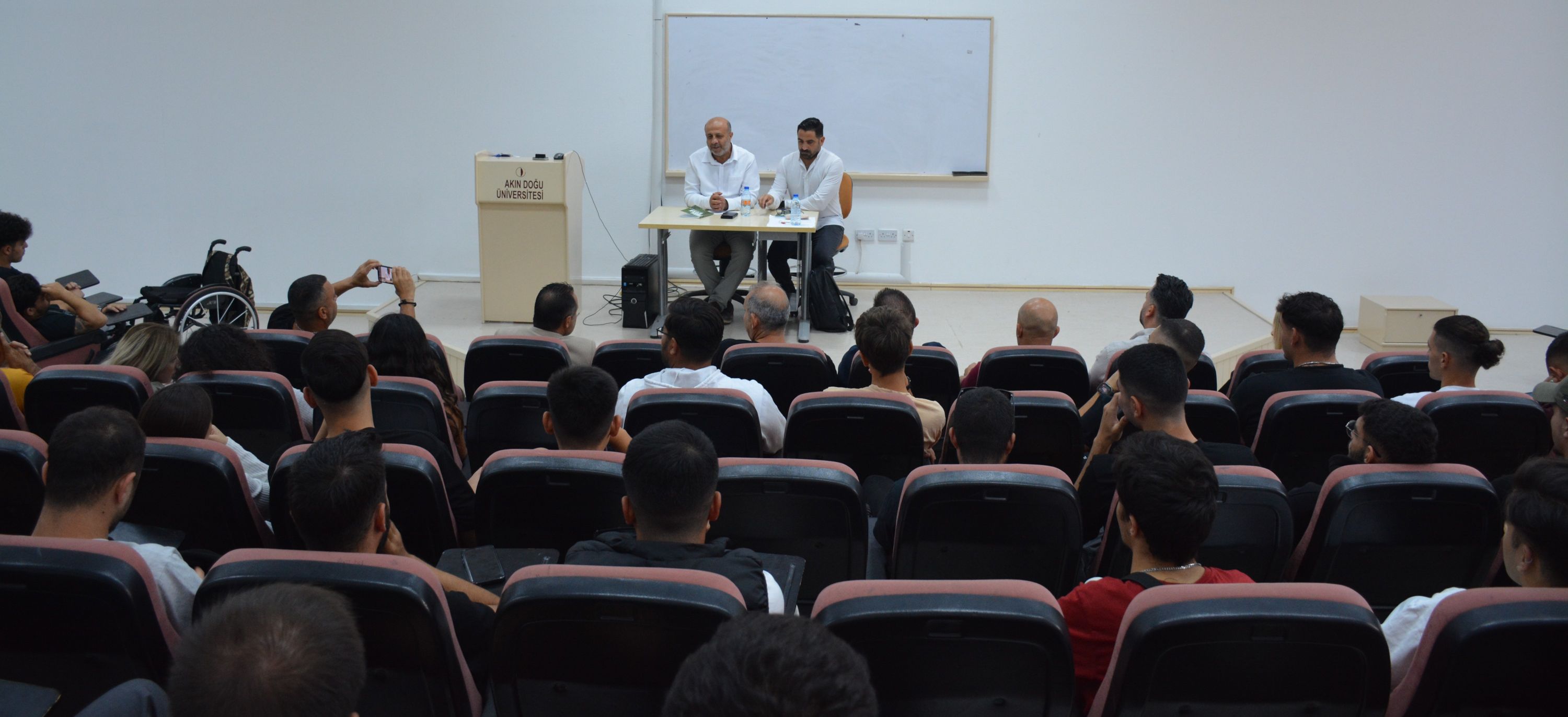 Yakın Doğu Üniversitesi’nde düzenlenen “Sporda Zoraki Evlilik” seminerinde, adadaki sporun toplumsal ve siyasi boyutları ele alındı!