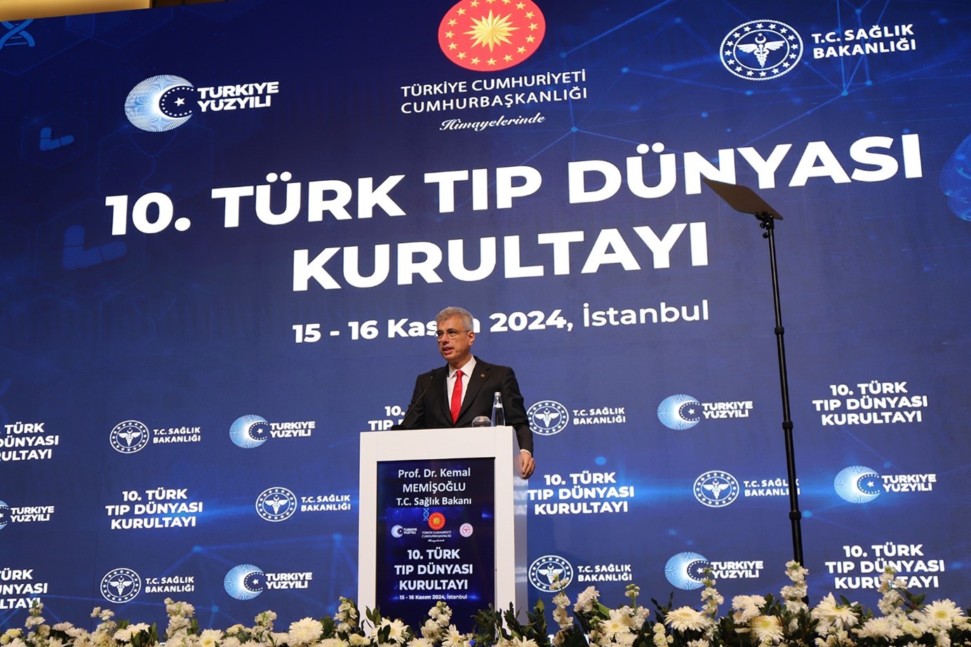 Yakın Doğu Üniversitesi, İstanbul’da düzenlenen “10. Türk Tıp Dünyası Kurultayı”nda  temsil edildi