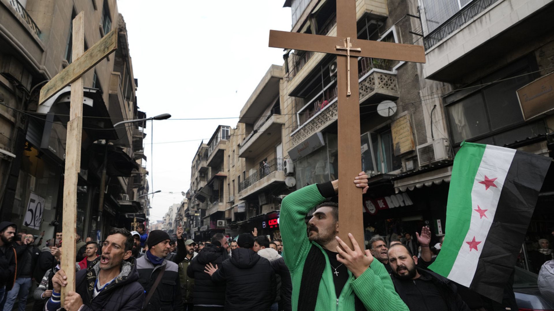 Suriye'de Noel ağacına saldırı: Hama, Şam ve Humus'ta protestolar düzenlendi