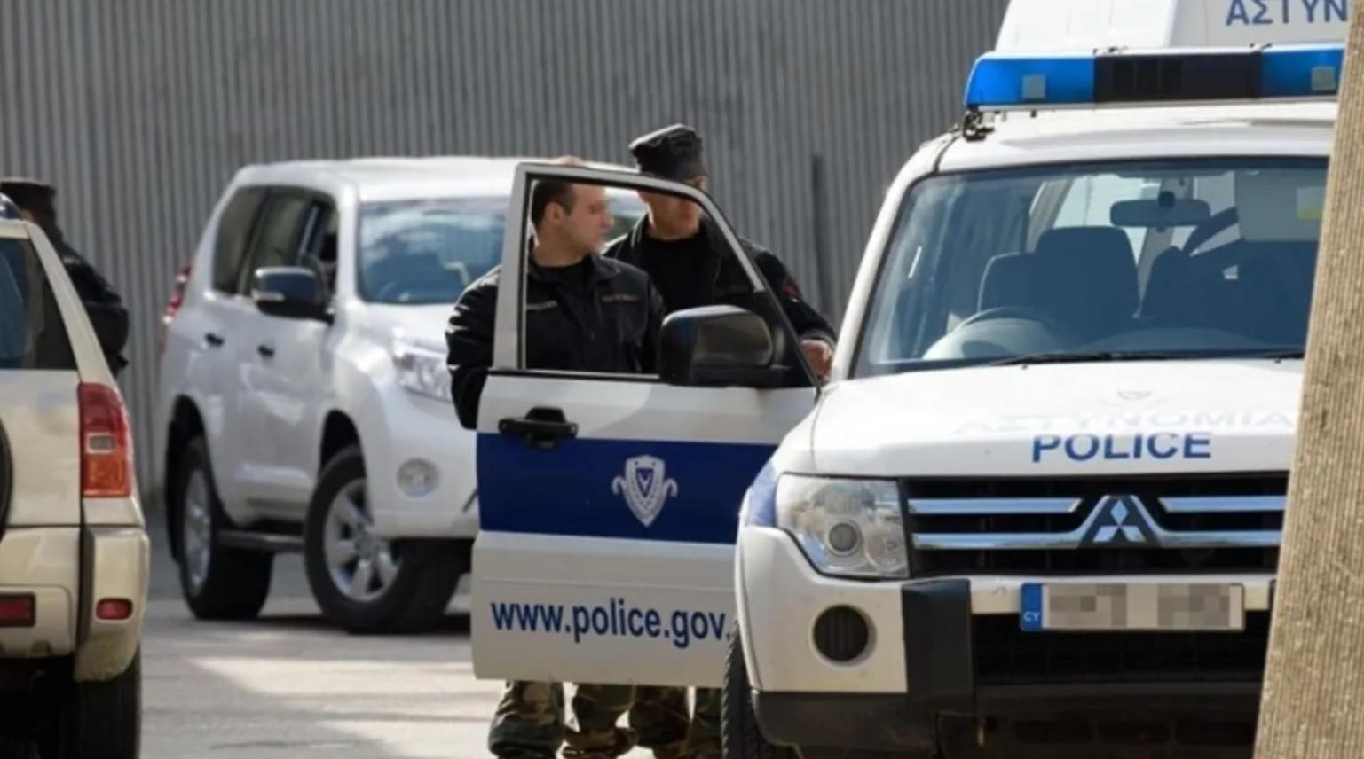 Güney Kıbrıs’ta iki polis farklı suçlardan tutuklandı