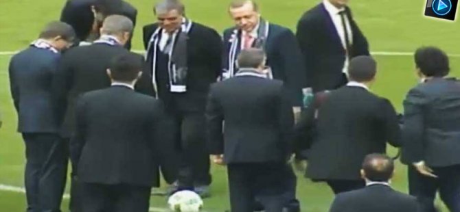 Erdoğan ve Davutoğlu Arena’da top oynadı