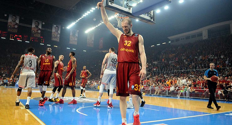 Galatasaray’ın şampiyonluk maçında ‘Türkiye laiktir, laik kalacak’ sloganı