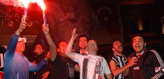 Beşiktaş taraftarı şampiyonluk kutlamalarına başladı bile