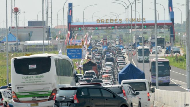 Endonezya'da 12 kişi tıkanan trafikte beklerken öldü