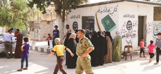 Cerablus'ta ilk bakkal dükkanı açıldı; alışveriş Türk lirasıyla