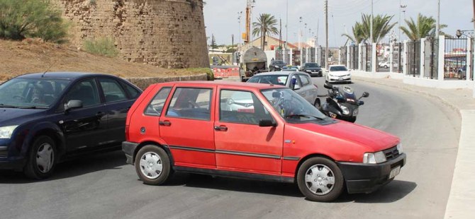 Yol ortasına park edip, gitti