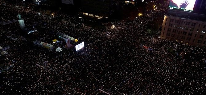 Güney Kore'de yüz binler sokakta, istifa bekliyor