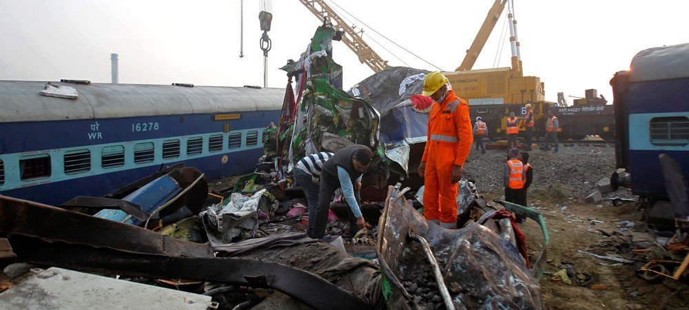 Tren raydan çıktı, 145 kişi yaşamını yitirdi