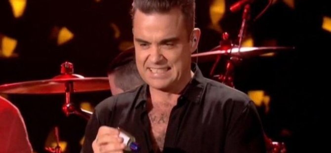 Robbie Williams, hayranlarına dokunduktan sonra elini temizledi