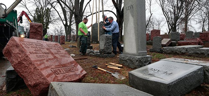 New York'ta Yahudilerin Mezar Taşları Tahrip Edildi