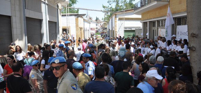 Çözüm için Lefkoşa'da "Ara bölgede" insan zinciri