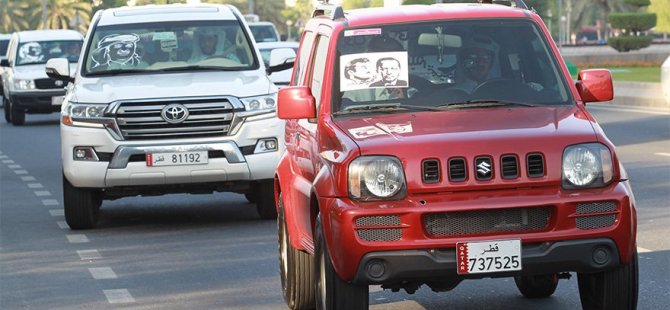 Katar’da Emir’e destek gösterisinde Erdoğan fotoğrafı