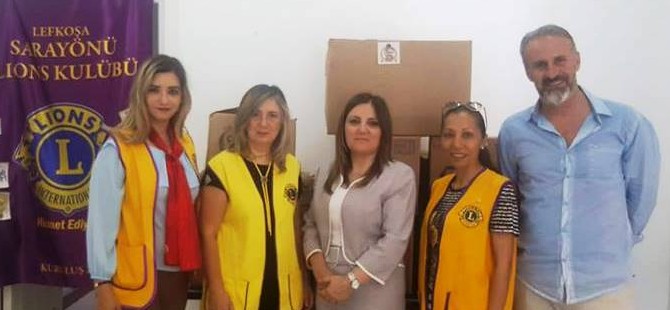 Lefkoşa Sarayönü Lions Kulübü ihtiyaçlılara iletilmek üzere Sosyal Hizmetler Dairesi’ne kıyafet bağışında bulundu