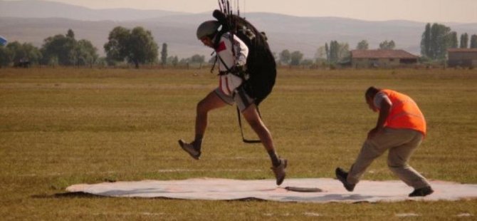 Yamaç paraşütünün ipi koptu: Turistin hayatını kurtaran pilot öldü (video)