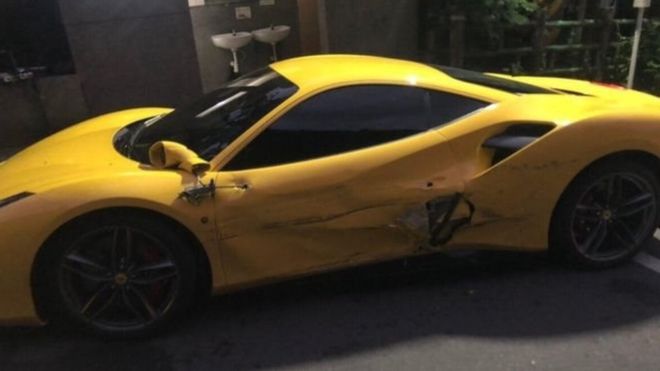 3 Ferrari’ye çarpan yoksul garsonun tamir masrafları için yardım kampanyası