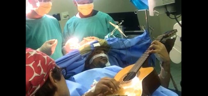 Açık beyin ameliyatı olurken gitar çaldı