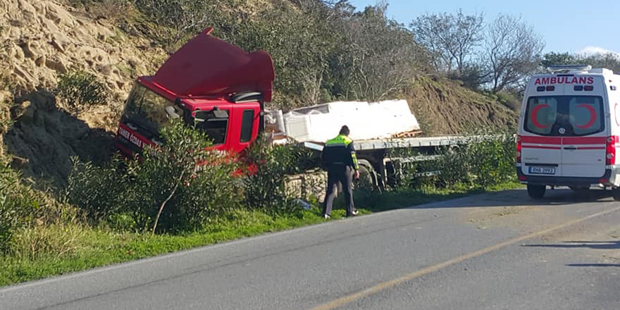 Geçitköy'de korkutan kaza, toprak sete çarptı