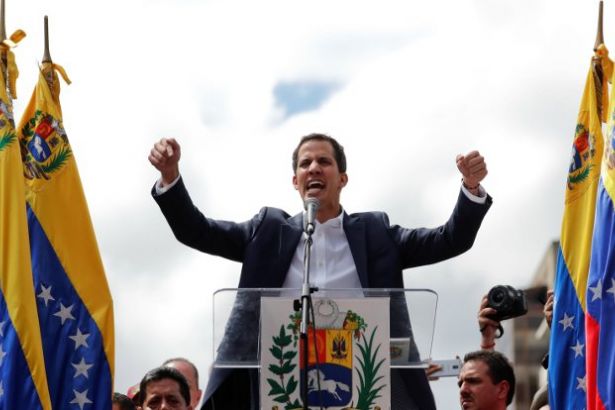 Venezuela'da halk darbe girişiminde bulunan Guaido'nun aracını tekmeledi