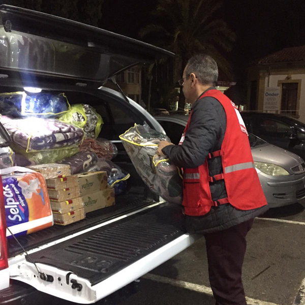 Kuzey Kıbrıs Türk Kızılay Derneği'nden mültecilere gıda ve battaniye yardımı